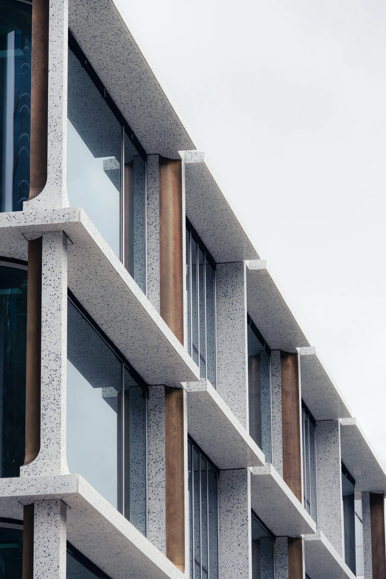 Façade contemporaine en béton et verre — photographie d’illustration